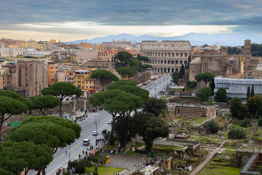 Roma . Colosseo . A view of the Colosseum and the Via dei Fori Imperiali from Altare della Patria .