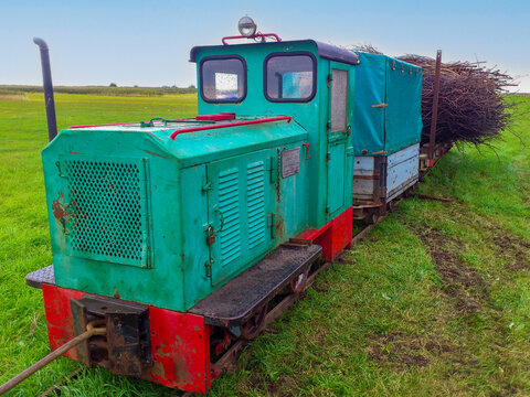 Cuxhaven-Arensch, Deutschland - 04.10.2013: Feldbahn des Nieders&auml;chsischen Landesbetriebes f&uuml;r Wasserwirtschaft, K&uuml;sten- und Naturschutz (NLWKN) mit Diema Lokomotive