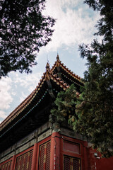 Obraz premium Traditional Chinese Temple Roof Curved Eaves Green Trees Blue Sky Architecture