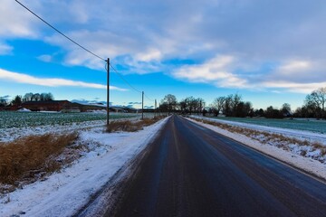 Eisglatte Landstra&szlig;e in Mecklenburg-Vorpommern