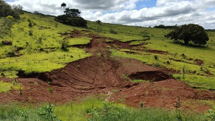 Dano ambiental: Formação de voçoroca ou ravina em uma área degradada de pasto de uma fazenda © Ricardo_S_Levenhagen