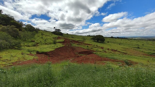 Dano ambiental: Forma&ccedil;&atilde;o de vo&ccedil;oroca ou ravina em uma &aacute;rea degradada de pasto de uma fazenda