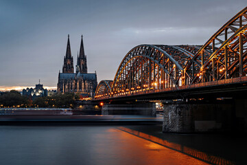 Obraz premium cologne cathedral at night