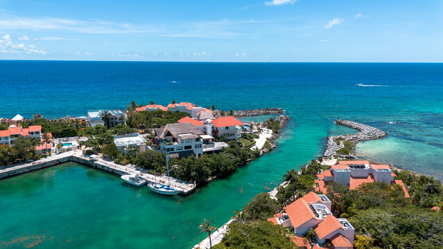 Marina y zona residencial de lujo frente al mar en la Riviera Maya, M&eacute;xico Vista a&eacute;rea con drone de playa en Puerto Aventuras