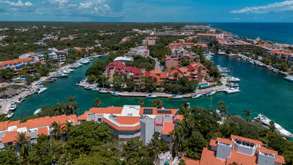 Obraz premium Marina y zona residencial de lujo frente al mar en la Riviera Maya, México Vista aérea con drone de playa en Puerto Aventuras