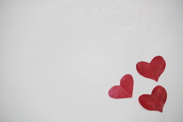 Obraz premium Red paper heart isolated on white background, valentine's day card copy space, red heart, valentine day gift card, red heart background,