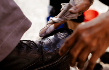 Obraz premium Hands of a man cleaning shoes 