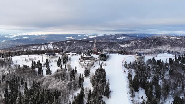 PKL Jaworzyna Krynicka Zimą dron 4K, stok narciarski, Beskid Sądecki, Polska