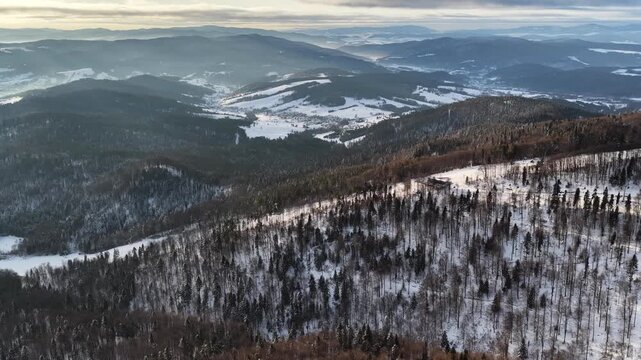 PKL Jaworzyna Krynicka Zimą dron 4K, stok narciarski, Beskid Sądecki, Polska
