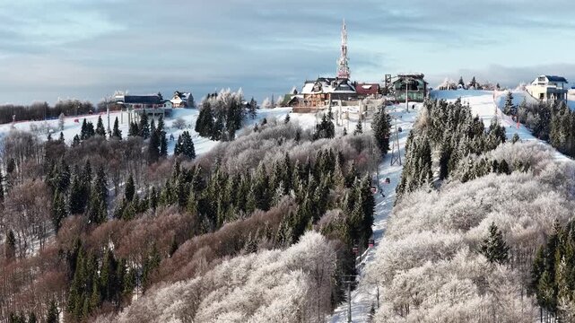 PKL Jaworzyna Krynicka Zimą dron 4K, stok narciarski, Beskid Sądecki, Polska