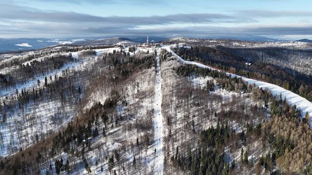 PKL Jaworzyna Krynicka Zimą dron 4K, stok narciarski, Beskid Sądecki, Polska