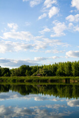 Obraz premium Riverside cabin with reflections on the water