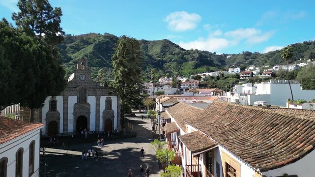 Teror - Gran Canaria - Hiszpania - miasto w g&oacute;ach nagrane dronem. G&oacute;ry, kości&oacute;ł, i wąskie uliczki