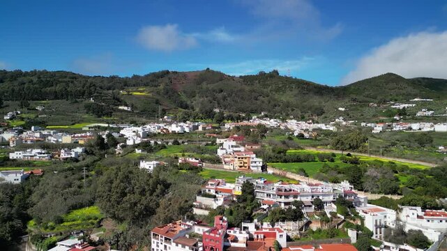 Teror - Gran Canaria - Hiszpania - miasto w g&oacute;ach nagrane dronem. G&oacute;ry, kości&oacute;ł, i wąskie uliczki
