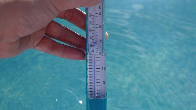 Measuring water temperature with pool thermometer: underwater sequence for accurate pool management