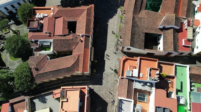 Teror - Gran Canaria - Hiszpania - miasto w g&oacute;ach nagrane dronem. G&oacute;ry, kości&oacute;ł, i wąskie uliczki