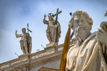 Obraz premium Christ the Redeemer (by Cristoforo Stati) flanked by St John the Baptist (and other saints) atop St Peter’s Basilica in Rome.