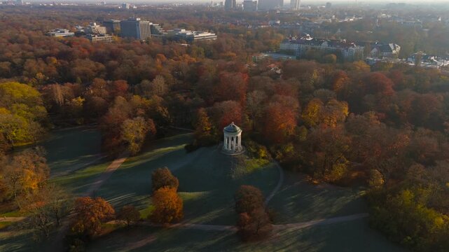 Monopteros im Englischen Garten Deutschland, Munchen Luftaufnahme im Herbst. Monopteros in Muenchen Lookout point and round temple in English Garden Germany, Munich aerial view in autumn. 