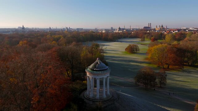 Monopteros im Englischen Garten Deutschland, Munchen Luftaufnahme im Herbst. Monopteros in Muenchen Lookout point and round temple in English Garden Germany, Munich aerial view in autumn. 