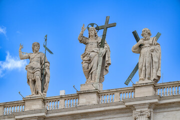 Obraz premium Christ the Redeemer (by Cristoforo Stati) flanked by St John the Baptist and St Andrew the Apostle atop St Peter’s Basilica in Rome.