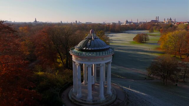 Monopteros im Englischen Garten Deutschland, Munchen Luftaufnahme im Herbst. Monopteros in Muenchen Lookout point and round temple in English Garden Germany, Munich aerial view in autumn. 