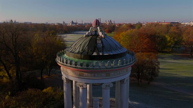 Monopteros im Englischen Garten Deutschland, Munchen Luftaufnahme im Herbst. Monopteros in Muenchen Lookout point and round temple in English Garden Germany, Munich aerial view in autumn. 