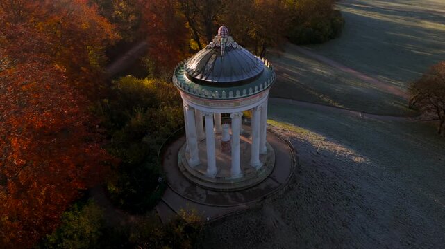 Monopteros im Englischen Garten Deutschland, Munchen Luftaufnahme im Herbst. Monopteros in Muenchen Lookout point and round temple in English Garden Germany, Munich aerial view in autumn. 