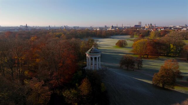 Monopteros im Englischen Garten Deutschland, Munchen Luftaufnahme im Herbst. Monopteros in Muenchen Lookout point and round temple in English Garden Germany, Munich aerial view in autumn. 