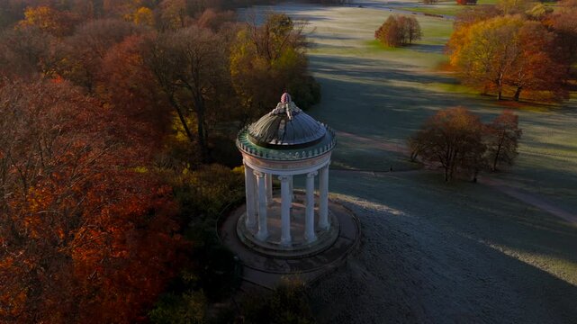 Monopteros im Englischen Garten Deutschland, Munchen Luftaufnahme im Herbst. Monopteros in Muenchen Lookout point and round temple in English Garden Germany, Munich aerial view in autumn. 