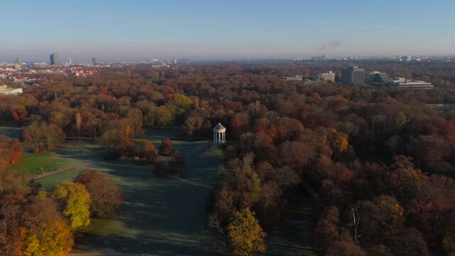 Monopteros im Englischen Garten Deutschland, Munchen Luftaufnahme im Herbst. Monopteros in Muenchen Lookout point and round temple in English Garden Germany, Munich aerial view in autumn. 