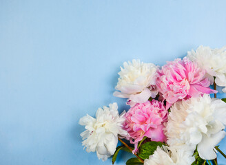 Obraz premium beauty product backdrop with flowers, floral arrangement with soft lighting perfect for branding visuals, elegant pink and white peonies on blue background suitable for social media designs