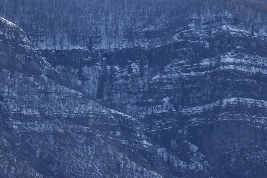 Falaises enneig&eacute;es du Sal&egrave;ve en hiver, texture rocheuse naturelle
