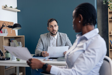 Obraz premium Male candidate having job interview with female recruiter