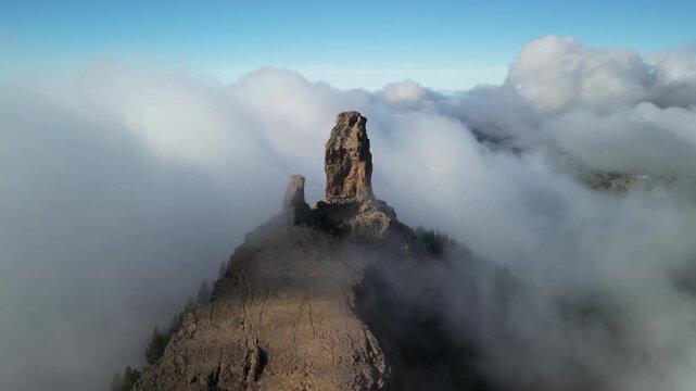 Roque Nublo - Gran Canaria - Wyspy Kanaryjskie - Hiiszpania - majestatyczna skała drugi punkt pod względem wysokości na wyspie w chmurach nagrana dronem