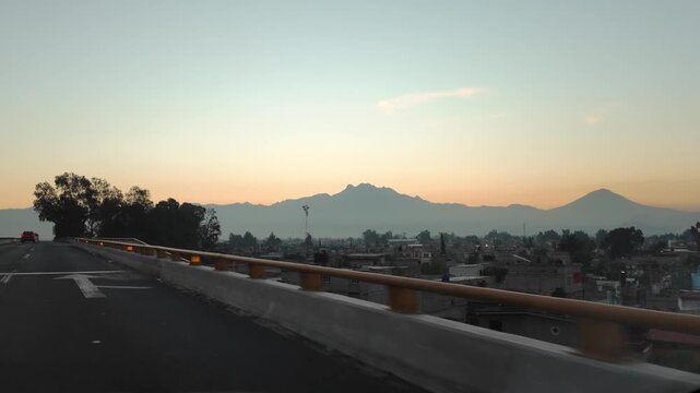 Vista del Iztacc&iacute;huatl y Popocat&eacute;petl al amancer, paisaje matutino.