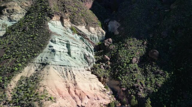 Los Azulejos - Gran Canaria - niesamowite kolorowe skały nagrane dronem. G&oacute;ry, skały, g&oacute;rska droga