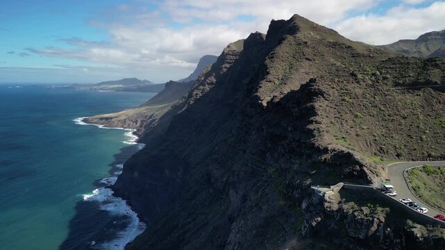 Mirador del Balcon - Gran Canaria - Wyspy Kanaryjskie - Hiszpania - punkt widokowy na zachodzie wyspy nagrany dronem. Niesmaowite klify, ocean, g&oacute;ry, i widok na Teneryfe i wulkan Teide