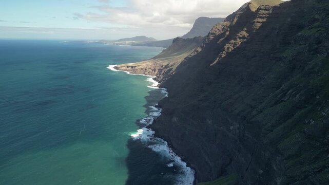 Mirador del Balcon - Gran Canaria - Wyspy Kanaryjskie - Hiszpania - punkt widokowy na zachodzie wyspy nagrany dronem. Niesmaowite klify, ocean, g&oacute;ry, i widok na Teneryfe i wulkan Teide