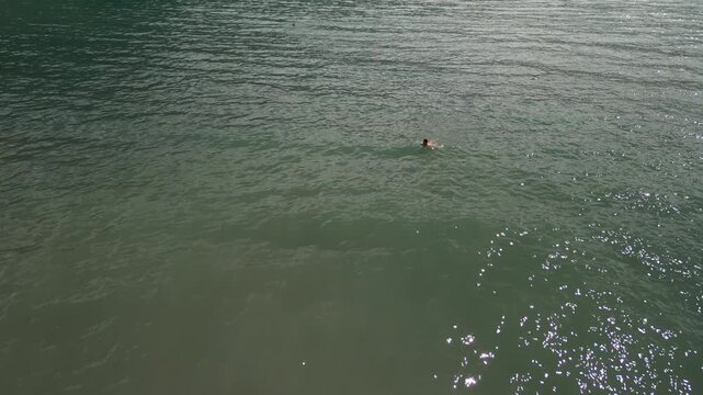 Agaete - Gran Canaria - Wyspy Kanaryjskie - Hiszpania - niesamowite klify i piękne g&oacute;rskie widoki, miasteczko na zachodzie wyspy, ocean, fale, g&oacute;ry nagrane dronem