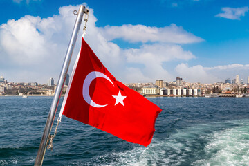 Obraz premium Turkish flag is waving against Istanbul