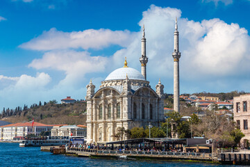 Naklejka premium Ortakoy Mosque in Istanbul, Turkey