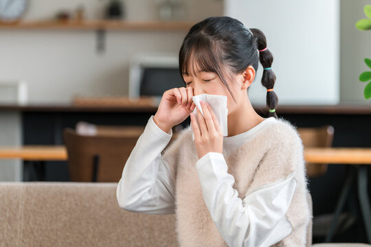 花粉症シーズンに鼻を噛む女の子（アレルギー,アレルギー性鼻炎,鼻炎）