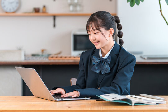 Studying using a computer at home, homework, junior high school students, high school students, elementary school students, student girls studying in the living room