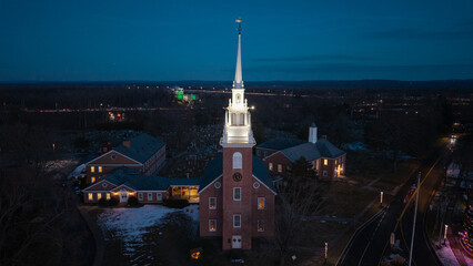 Naklejka premium Winter aerial view featuring the First Church of Christ in Old Wethersfield, Connecticut