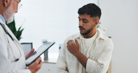 Obraz premium Doctor, shoulder pain and consultation with tablet, healthcare symptoms or assessment. Men, medical worker and patient with injury, checkup or diagnosis report with technology for help in clinic