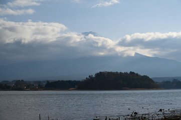新倉山五重塔と雪化粧する富士山