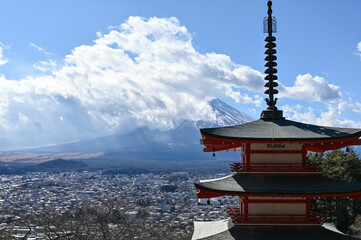 新倉山五重塔と雪化粧する富士山