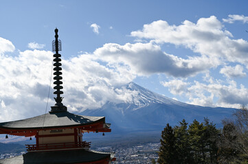 新倉山五重塔と雪化粧する富士山