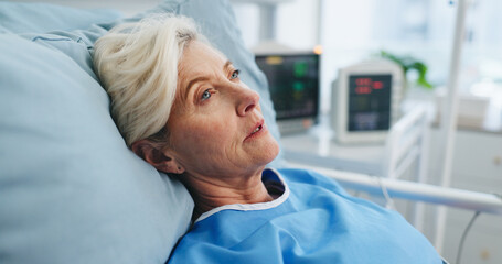 Obraz premium Thinking, senior woman and rest in hospital bed with vision, healthcare recovery and treatment choice. Thoughts, elderly person and patient reflection of illness, rehabilitation and medical procedure