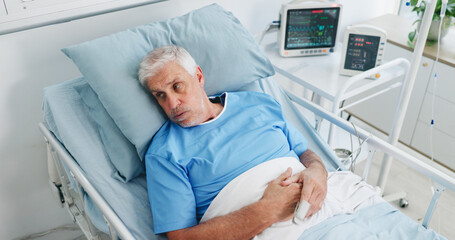 Obraz premium Worry, senior man and thinking in hospital bed with bad news, medical mistake and surgery fail. Above, elderly person and healthcare crisis with operation error, patient insomnia and icu treatment